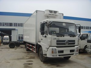 東風(fēng)天錦6.55米貨廂冷藏車(chē)