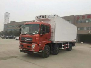 東風(fēng)天錦8.6米貨廂冷藏車(chē)